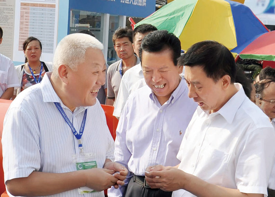 國(guó)務(wù)委員王勇和國(guó)家安監(jiān)局黨組副書(shū)記、副局長(zhǎng)王德學(xué)在北京中國(guó)國(guó)際展覽中心專(zhuān)程視察公司產(chǎn)品